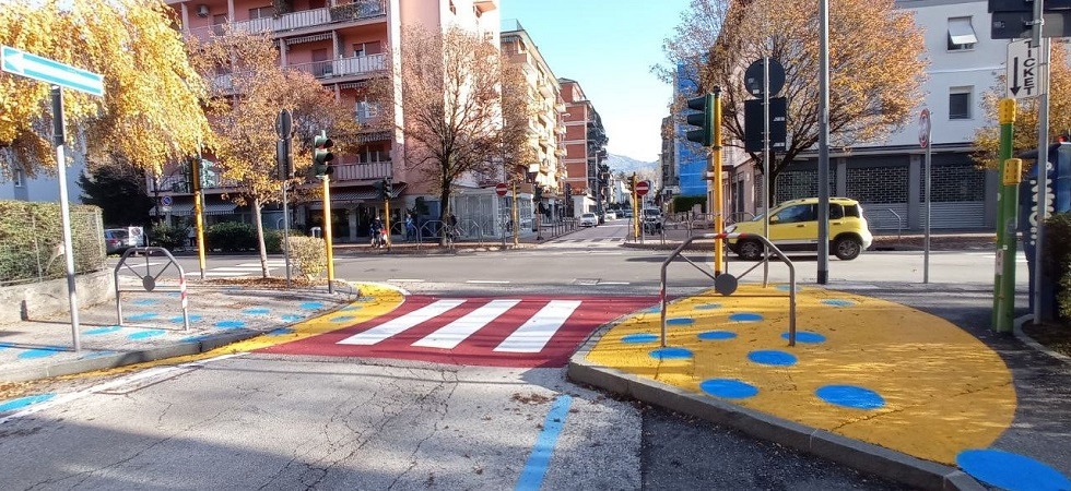 Strisce concentriche e colorate per rendere più sicuri gli attraversamenti pedonali vicino alle scuole